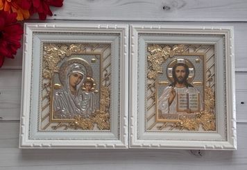Ікони пара вінчальна Спаситель Казанська в дерев'яному білому кіоті під склом в золоті 25*30 см ВинЗол