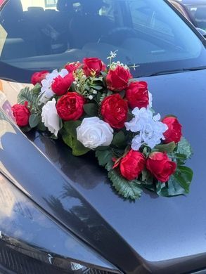 Свадебное украшение на машину екибана композиция с цветов на присосках 295ек5 с красными цветами
