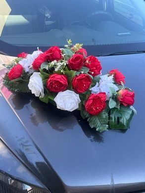 Свадебное украшение на машину екибана композиция с цветов на присосках 295ек5 с красными цветами