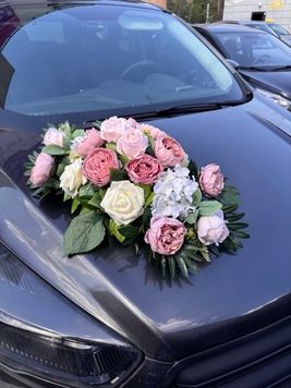 Весільна прикраса на машину композиція з квітів на присосках 295ек2